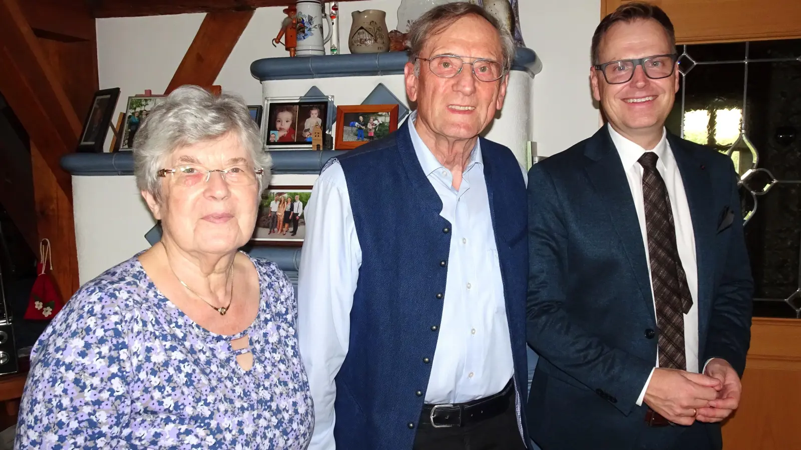 Landrat Dr. Christian von Dobschütz (rechts) gratulierte Friedrich Loscher-Frühwald, hier mit Ehefrau Renate, zum 85. Geburtstag. (Foto: Peter Müller)