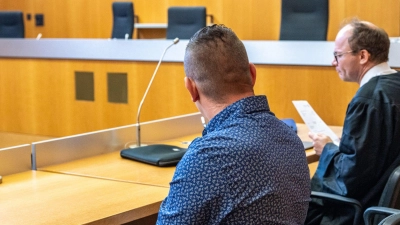 Der Angeklagte (l) sitzt im Verhandlungssaal des Landgerichts in Landshut neben seinem Verteidiger. (Foto: Armin Weigel/dpa)