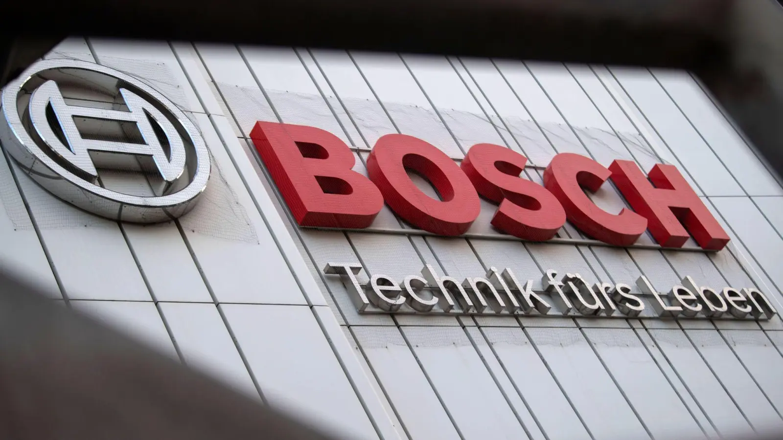 Der Stuttgarter Technologiekonzern Bosch schraubt seinen Optimismus für die kommenden zwei Jahre zurück - und verschiebt sein Renditeziel. (Foto: Marijan Murat/dpa)