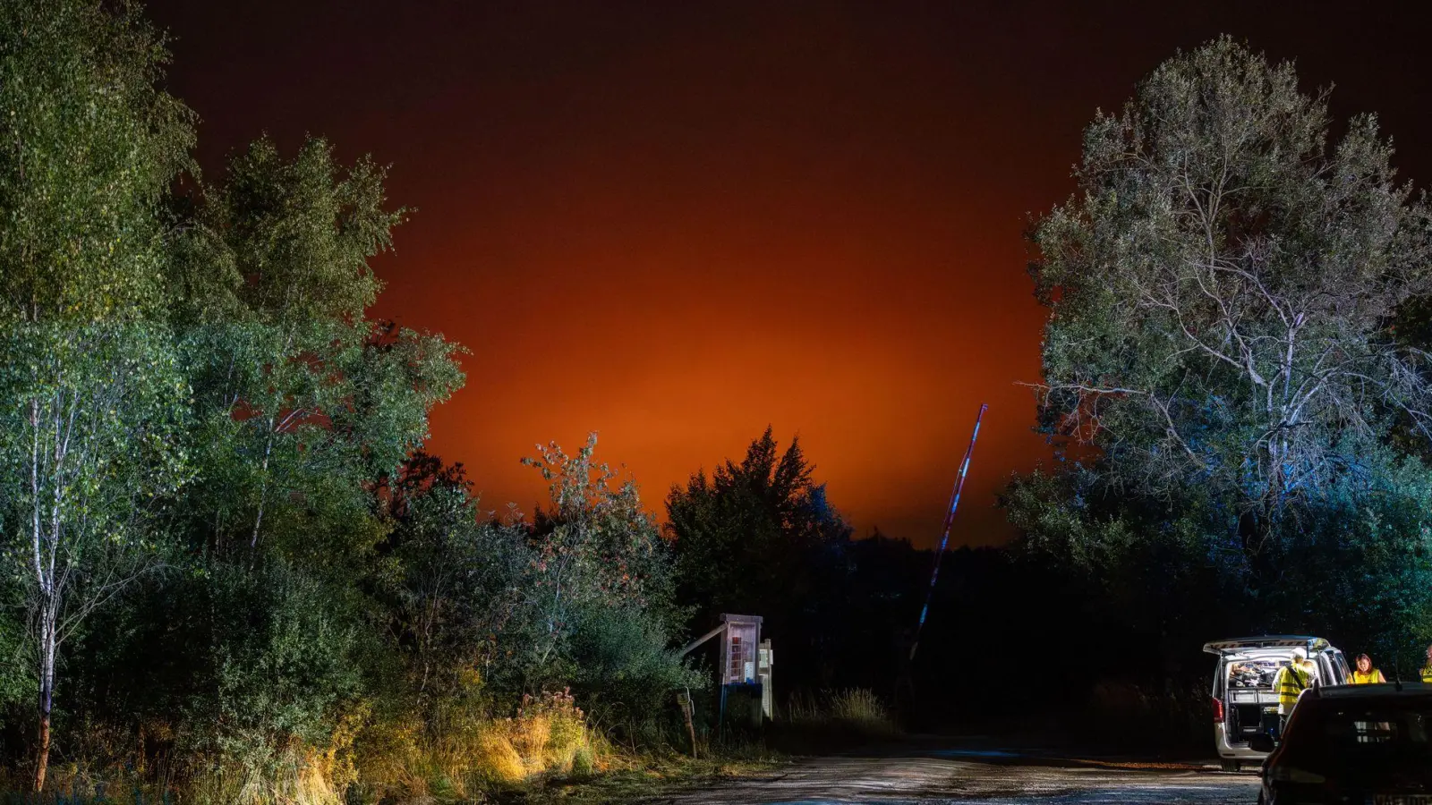 Das Feuer im Osten Belgiens ist weiter außer Kontrolle.  (Foto: Max Lametz/dpa)