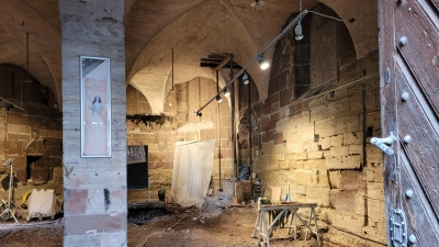 Ein Blick ins Innere des Klosterchores, wo die Stützpfeiler bereits mithilfe eines Fundaments gesichert worden sind.  (Foto: Nina Daebel)
