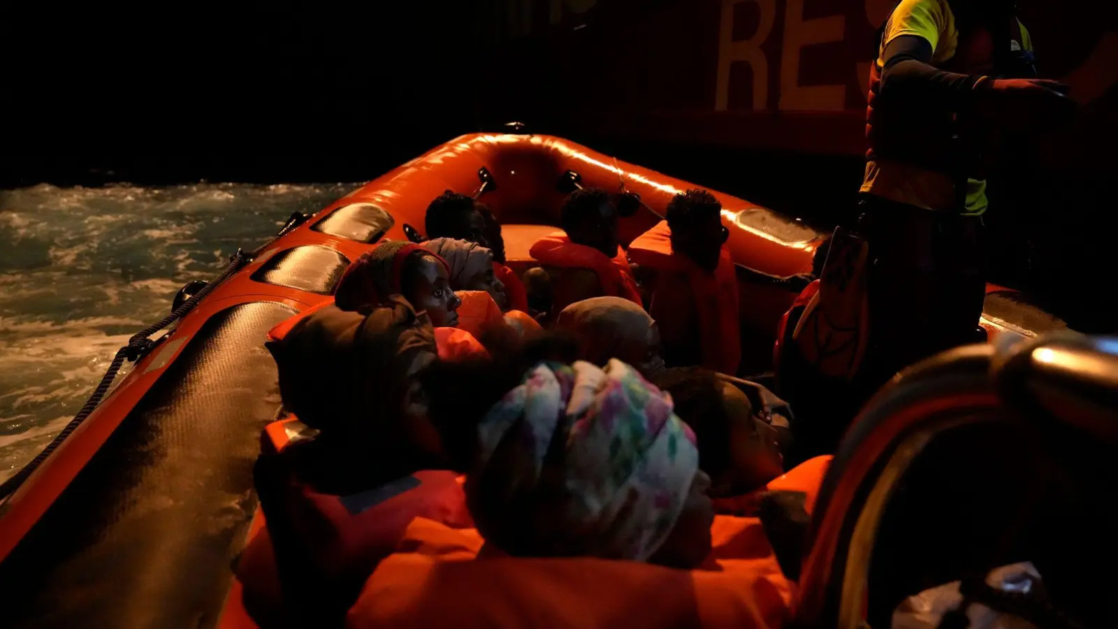 Die türkische Küstenwache hat Dutzende Migranten gerettet (Symbolbild). (Foto: Petros Karadjias/AP/dpa)