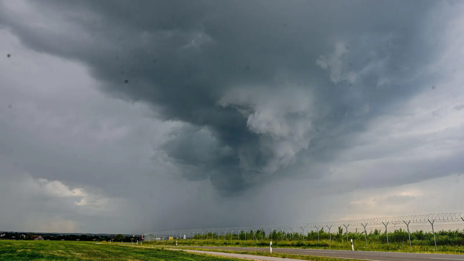Noch ist das Gewitterwetter nicht vorbeigezogen. (Symbolbild) (Foto: Jason Tschepljakow/dpa)