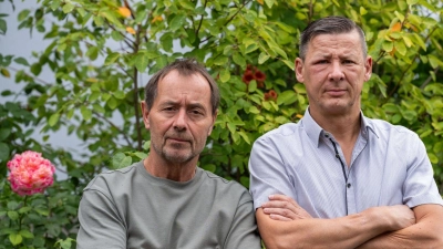 Walter Reininger (l) und Volker Schmitt bekamen die Courage-Medaille für ihr Eingreifen bei einer Messerattacke  (Foto: Pia Bayer/dpa)