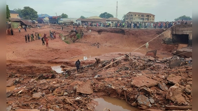 Große Zerstörungen durch eine Unwetterflut im nigerianischen Mokwa. (Foto: Chenemi Bamaiyi/AP/dpa)