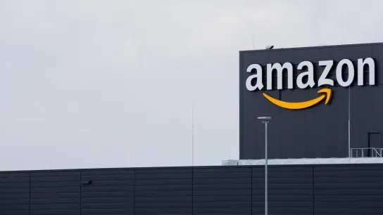 Das Logo von Amazon ist an einem Logistikzentrum des Versandhändlers Amazon zu sehen. (Foto: Rolf Vennenbernd/dpa)