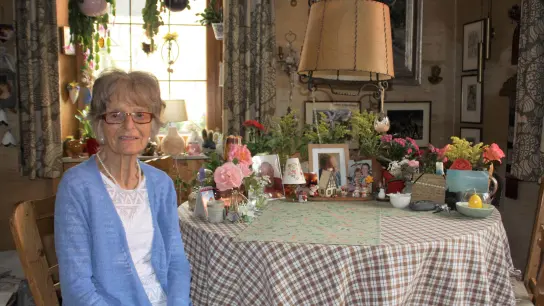 Ursula Langenbuch wollte als Kind Gärtnerin werden und hat 152 Blumenstöcke, wie sie selbst sagt. Auch ihr Tisch ist immer reichlich mit ein paar Sträußen geschmückt. (Foto: Anna Beigel)