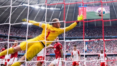 Münchens Raphael Guerreiro macht das Tor zum 1:0 gegen Kölns Torwart Marvin Schwäbe. (Foto: Tom Weller/dpa)