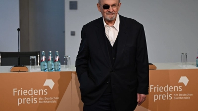 Der Autor Salman Rushdie kommt auf der Frankfurter Buchmesse zu einer Pressekonferenz. (Foto: Arne Dedert/dpa)