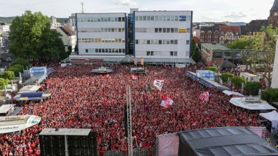 Tausende Fans feiern den Aufstieg des 1. FC Kaiserslautern auf dem Stiftplatz. (Foto: Michael Schmitt/dpa)