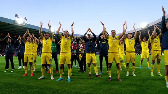Die Spieler der Ukraine applaudieren den Fans nach dem Spiel. (Foto: Andrew Milligan/PA Wire/dpa)