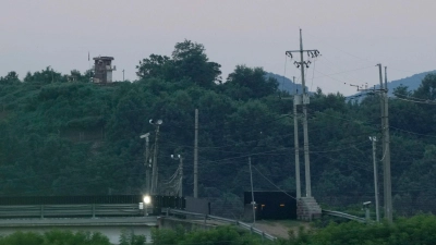 Ein nordkoreanischer Wachposten bei Paju. Ein US-Amerikaner überquerte im Juli ohne Erlaubnis die innerkoreanische Grenze und wurde daraufhin festgenommen. (Foto: Ahn Young-joon/AP/dpa)