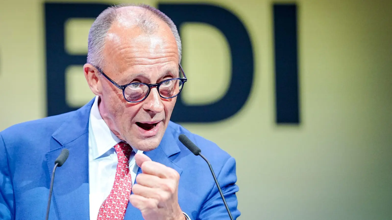 Merz unterstützt die Luftangriffe, ohne das Wort „Drecksarbeit“ zu wiederholen. (Foto: Kay Nietfeld/dpa)