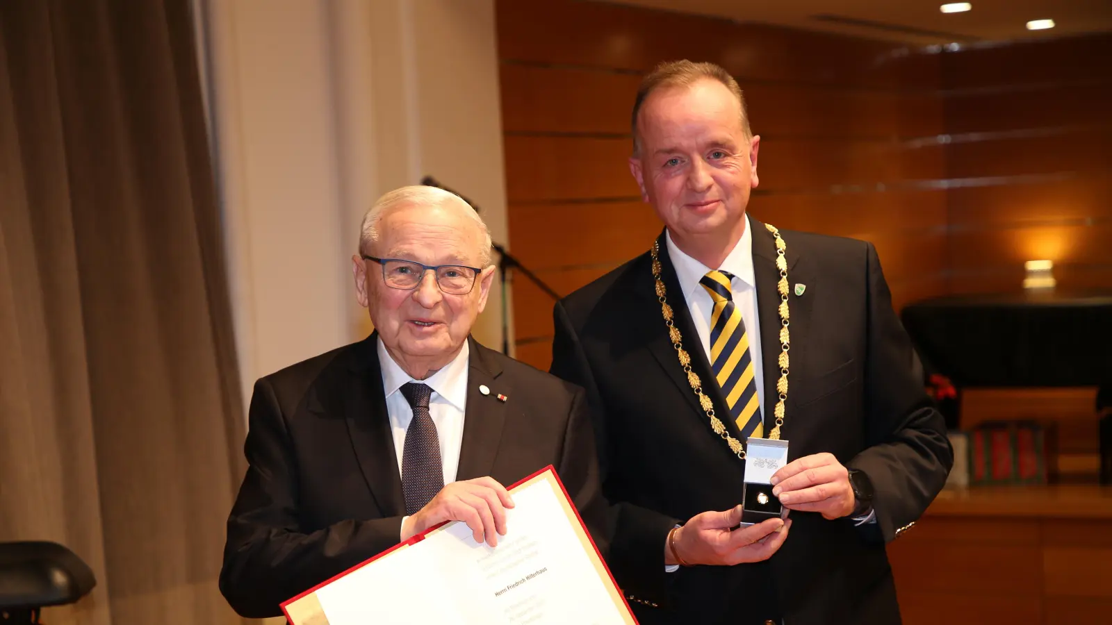 Aus den Händen von OB Thomas Deffner (rechts) erhielt Friedrich Hilterhaus den Ehrenbürgerbrief und den Ehrenbürgerring der Stadt. (Foto: Alexander Biernoth)