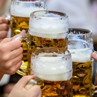 Ein teures Vergnügen: Die Münchner Wiesnwirte haben ihre Bierpreise seit 1985 weit überdurchschnittlich erhöht. (Symbolbild) (Foto: Matthias Balk/dpa)