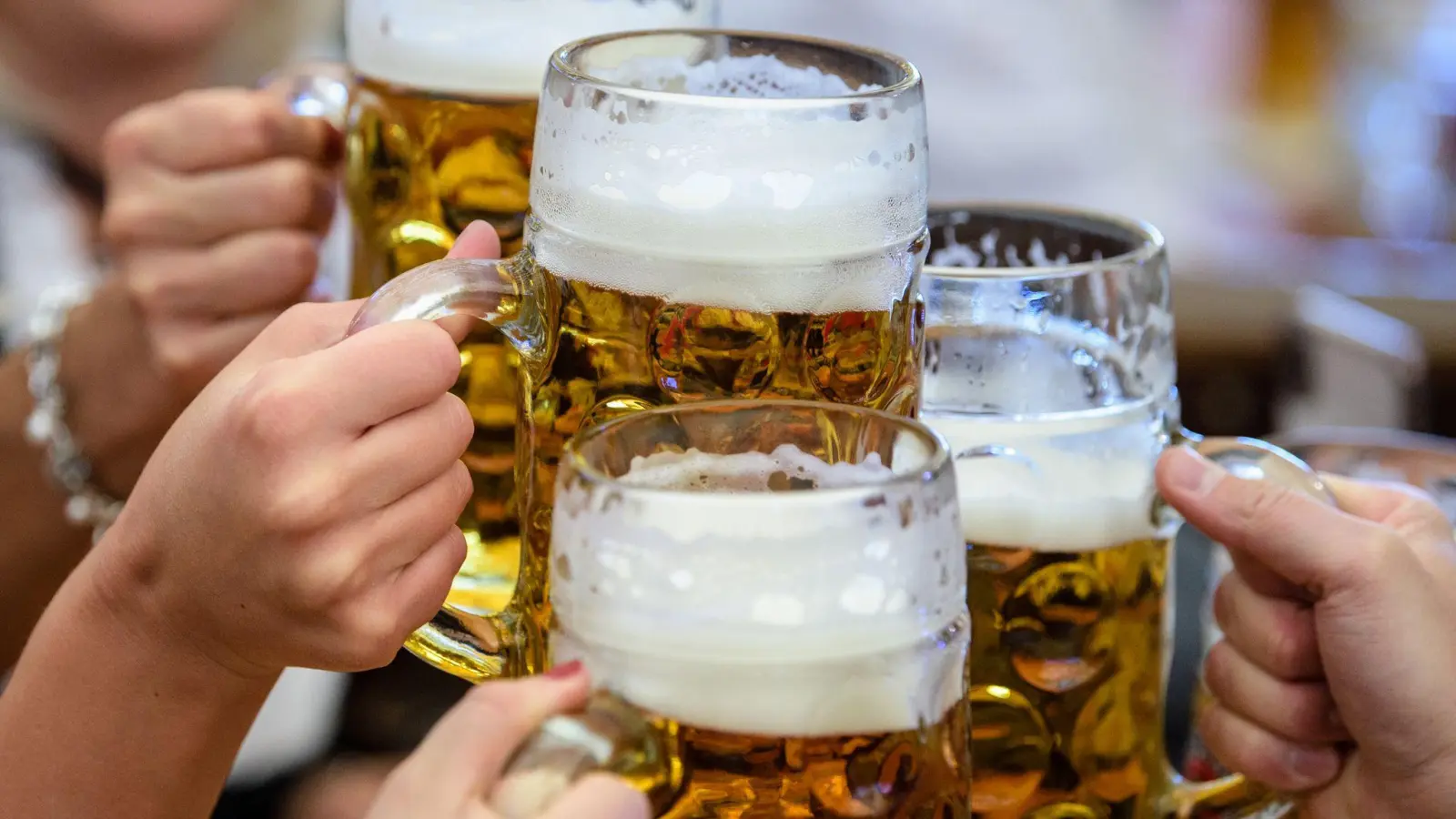 Ein teures Vergnügen: Die Münchner Wiesnwirte haben ihre Bierpreise seit 1985 weit überdurchschnittlich erhöht. (Symbolbild) (Foto: Matthias Balk/dpa)