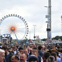 Zur Eröffnung des Oktoberfestes können sich die Menschen auf Sonnenschein freuen. (Archivbild) (Foto: Felix Hörhager/dpa)