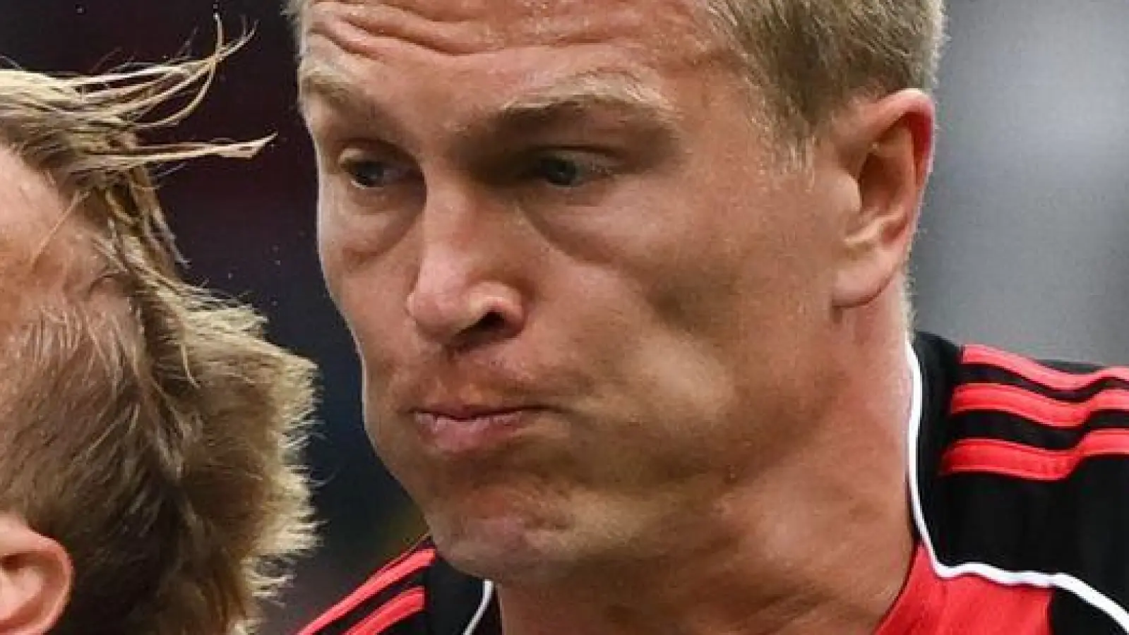 Lieferten sich packende Zweikämpfe: Bremens Marco Grüll (l) und Frankfurts Rasmus Kristensen (r). (Foto: Arne Dedert/dpa)