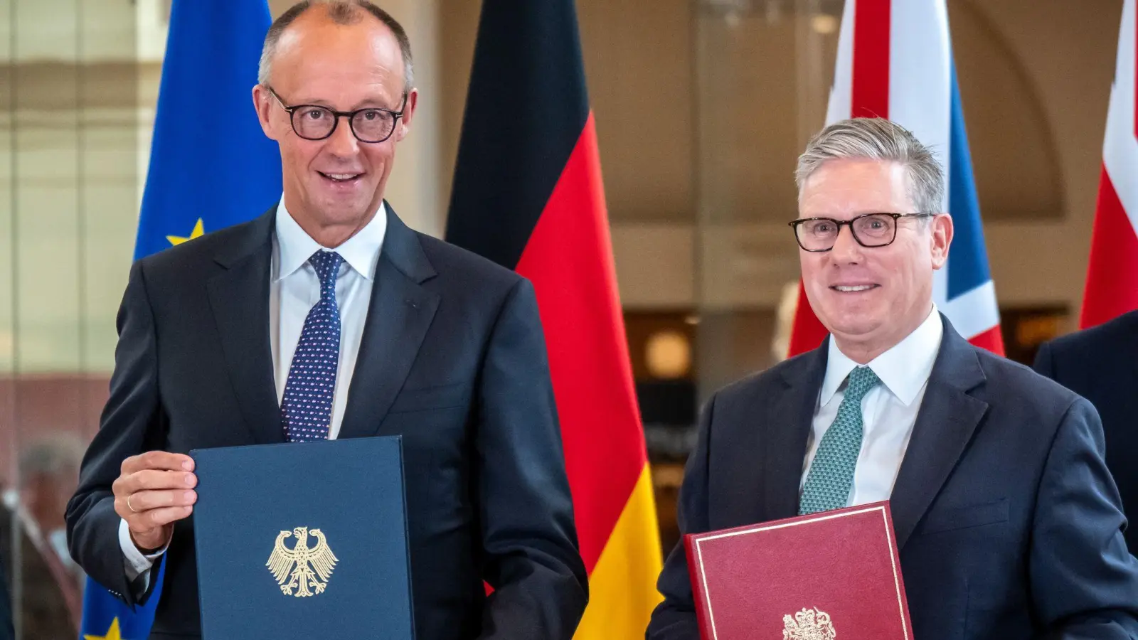 Friedrich Merz und Keir Starmer haben einen neuen Freundschaftsvertrag für Deutschland und Großbritannien unterzeichnet. (Foto: Michael Kappeler/dpa)