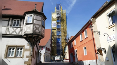 Auf der Spitze des Würzburger Torturms in Uffenheim ist nun eine Zeitkapsel versteckt. (Foto: Sylvia Fehlinger)