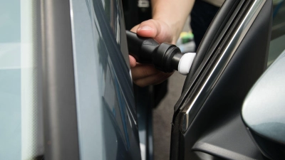 Langlebiger Schutz: Regelmäßige Pflege beugt porösen und undichten Gummis vor. (Foto: Christin Klose/dpa-tmn)
