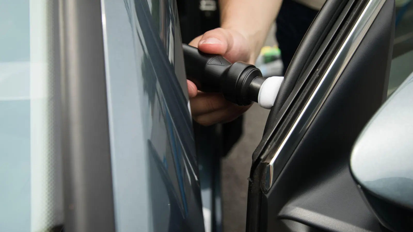 Langlebiger Schutz: Regelmäßige Pflege beugt porösen und undichten Gummis vor. (Foto: Christin Klose/dpa-tmn)