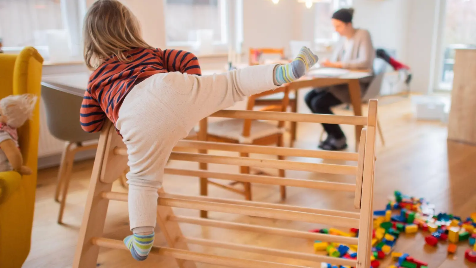 Das Wohnzimmer kann tagsüber Spielfläche und abends Rückzugsort sein: Flexible Raumgestaltung hilft, die Bedürfnisse von Kindern und Eltern zu vereinen. (Foto: Julian Stratenschulte/dpa/dpa-tmn)