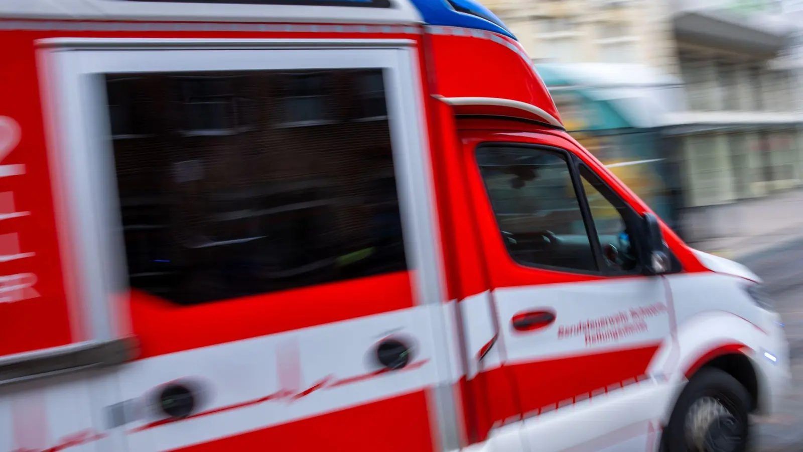Nach der Kollision mit einem Traktor ist ein Motorradfahrer gestorben. (Foto: Jens Büttner/dpa)