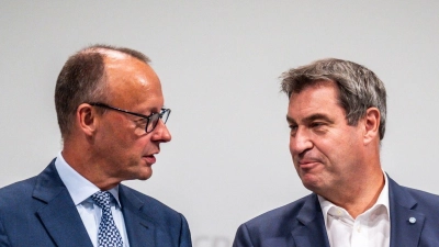 Markus Söder (CSU, r), Ministerpräsident von Bayern und CSU-Vorsitzender, spricht mit Friedrich Merz, CDU-Bundesvorsitzender. (Foto: Michael Kappeler/dpa)