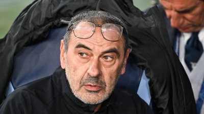 Roms Trainer Maurizio Sarri sitzt auf der Bank. (Foto: Sven Hoppe/dpa)
