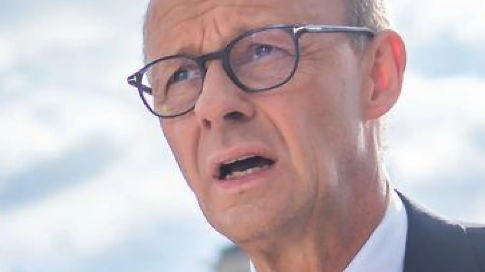 Friedrich Merz auf dem Weg zum Interview. (Foto: Michael Kappeler/dpa)