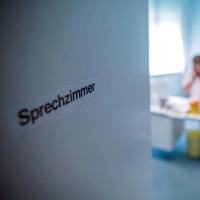 Was beim Arzt besprochen wird, bleibt auch beim Arzt. Bricht dieser seine Schweigepflicht, kann er sich strafbar machen. (Foto: Jens Büttner/dpa/dpa-tmn)