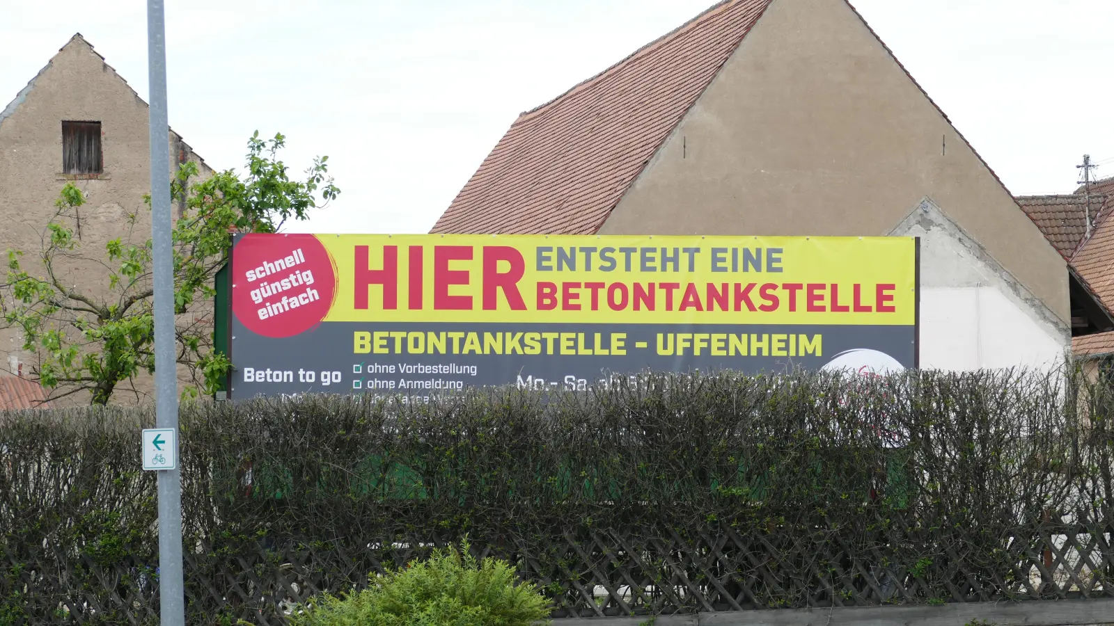 Geht es nach der Uffenheimer Lokalpolitik, wird das hier mit großem Plakat angekündigte Bauvorhaben – zumindest an dieser Stelle – nicht errichtet werden. (Foto: Sylvia Fehlinger)