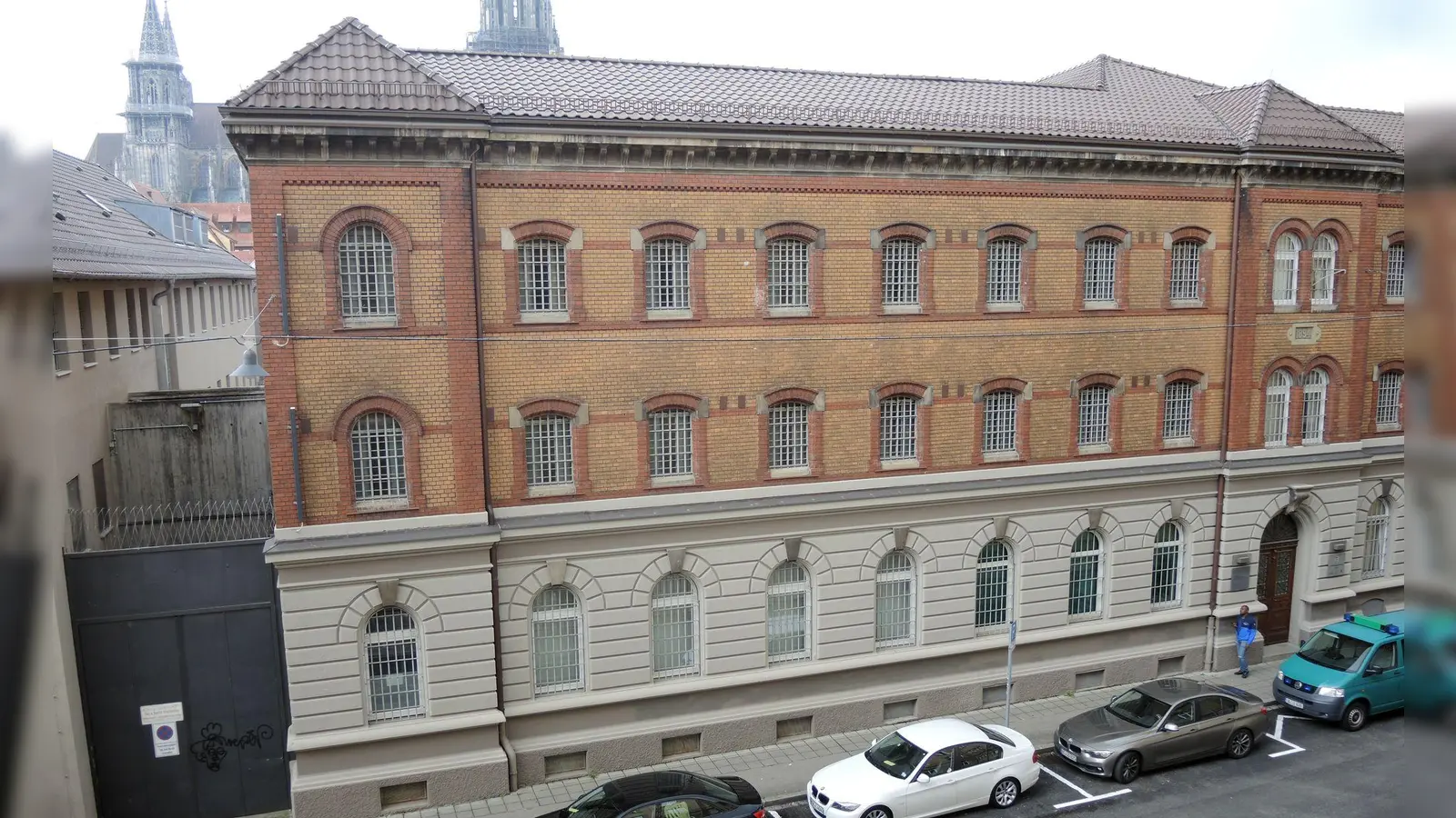 Die beiden Flüchtigen aus der Ulmer Justizvollzugsanstalt sind wieder in Haft. (Archivbild) (Foto: Thomas Burmeister/dpa)