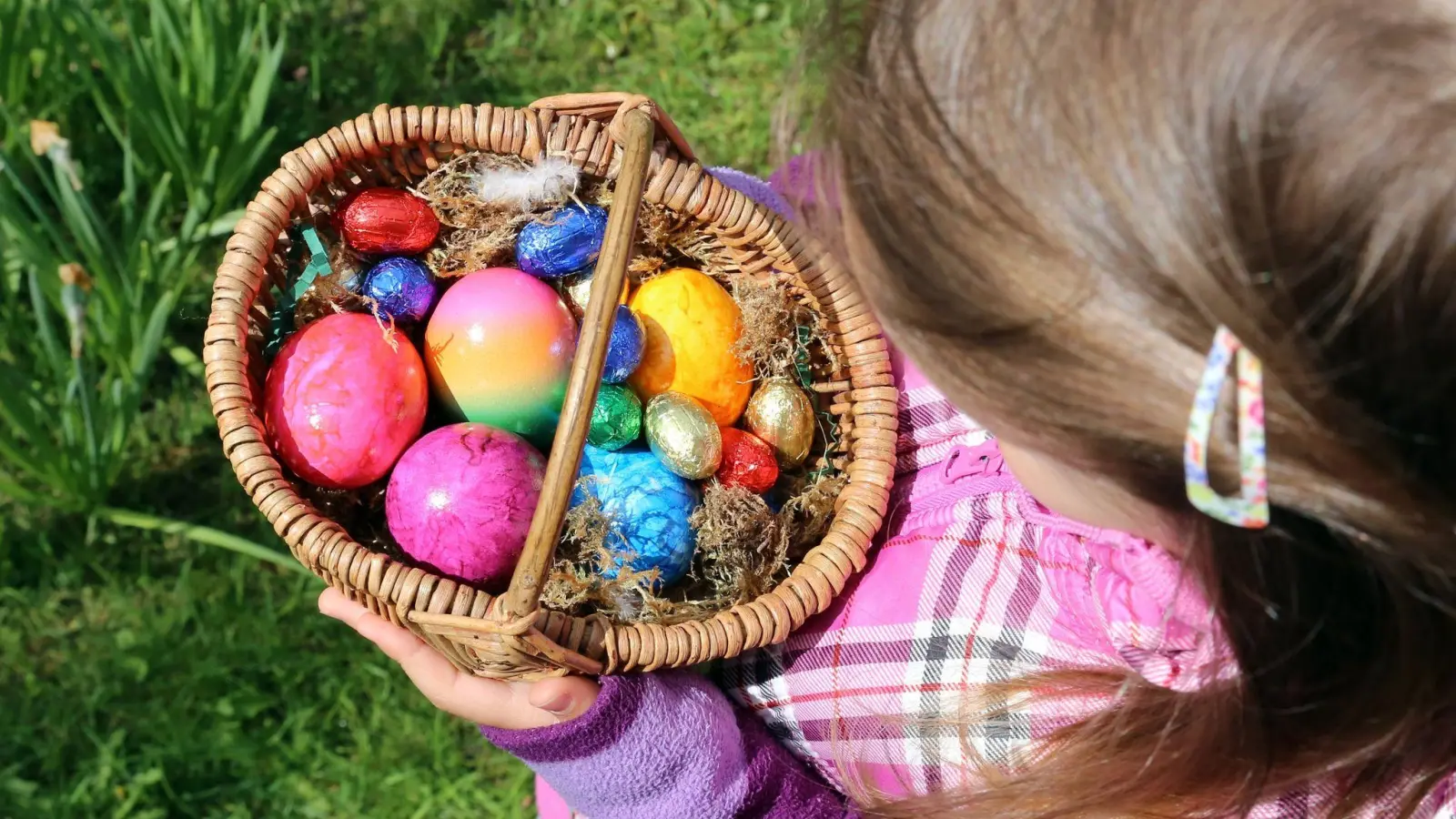 Eierschalen, die mit Lebensmittelfarben bemalt wurden, gehören in die Biotonne. Wurden sie aber in Glitzer oder Metallicfarben eingefärbt, müssen sie in den Restmüll geworfen werden. (Foto: Mascha Brichta/dpa-tmn)