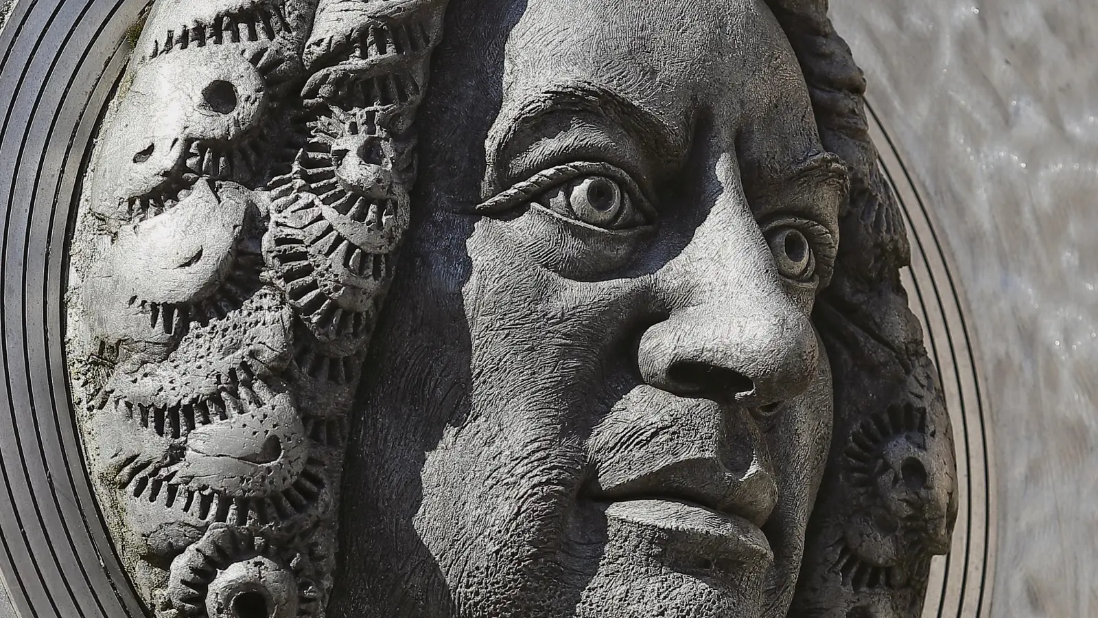 Einer größten Komponisten der Musikgeschichte: Johann Sebastian Bach. Auf der Ansbacher Bachsäule hat ihn der Bildhauer Jürgen Goertz portraitiert. (Foto: Thomas Wirth)