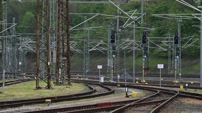 Die DB saniert ihr Streckennetz. In den kommenden vier Wochen bedeutet das Fahrplanänderungen zwischen München und Füssen. (Symbolbild) (Foto: Martin Schutt/dpa)
