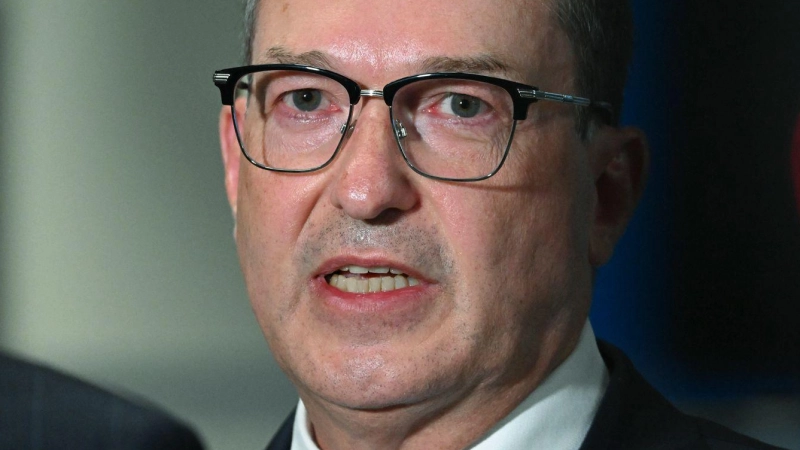 Innenminister Alexander Dobrindt hat seinen Urlaub unterbrochen, um sich vor Ort zu informieren. (Foto: Hendrik Schmidt/dpa)