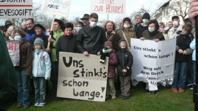 Anfang April 2008 demonstrierten Anwohner gegen Geruch und Lärm. Mit Plakaten, Mundschutz und Gasmasken brachten die Bürger ihren Protest gegen das Fränkische Metallhüttenwerk zum Ausdruck. (Archivbild: Frank Lauer)