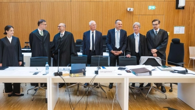 Der Wirt Alexander Egger hat fünf Anwälte und einen Sachverständigen an der Seite.    (Foto: Tobias Hase/dpa)