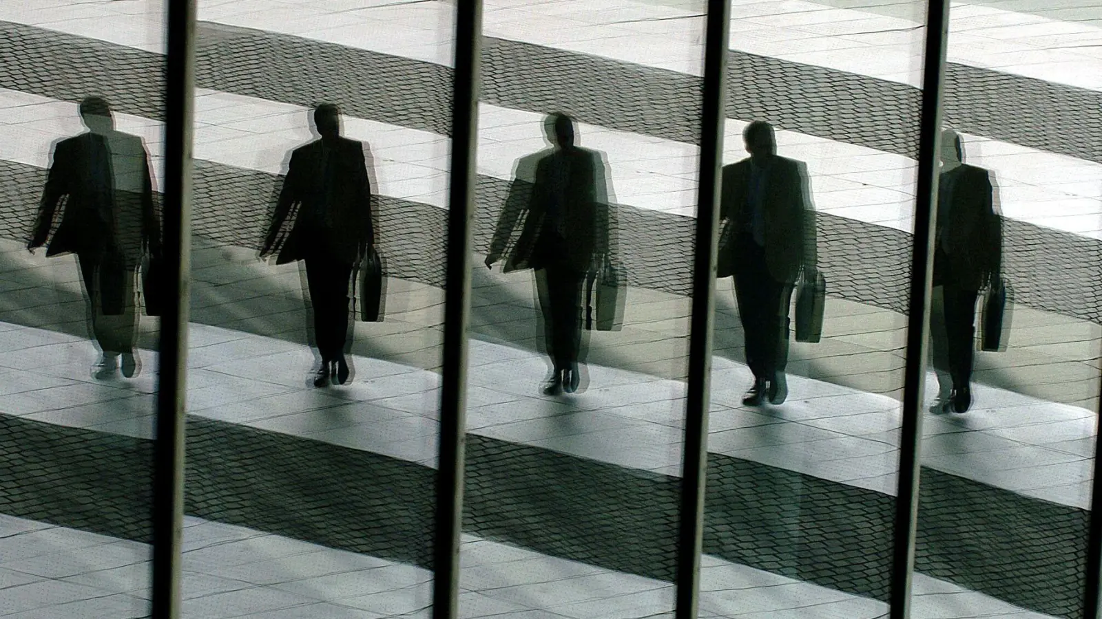 Gerade im mittleren Management kann sich schnell das Gefühl einschleichen, sich zerteilen müssen und es nie allen recht machen zu können. (Foto: Oliver Berg/dpa/dpa-tmn)