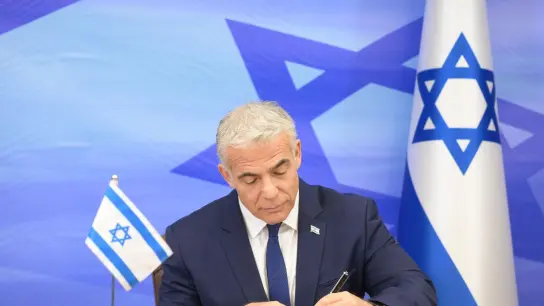 Yair Lapid, Premierminister von Israel, unterzeichnet das Seeabkommen zwischen Israel und Libanon. (Foto: Amos Ben-Gershom/GPO/dpa)