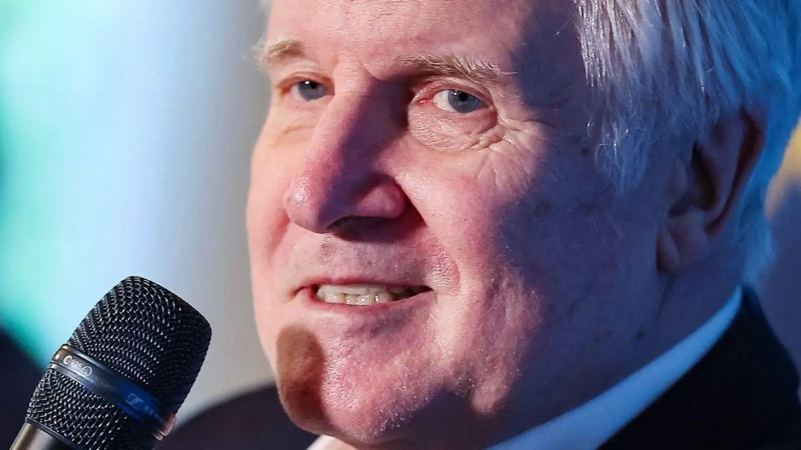 Bayerns früherer Ministerpräsident Horst Seehofer (CDU) lag in der Migrationspolitik mit Kanzlerin Angela Merkel (CDU) über Kreuz. (Archivbild) (Foto: Daniel Löb/dpa)