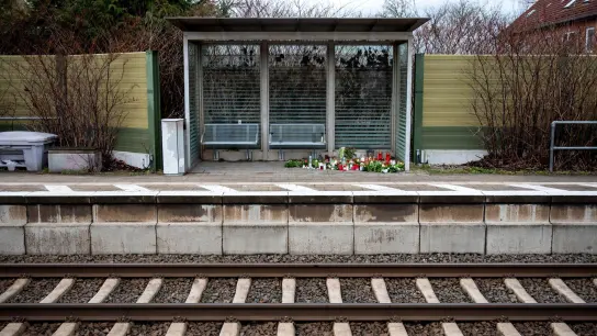 Kerzen und Blumen im Bahnhof Brokstedt: Bei der Messerattacke in einem Regionalzug wurden zwei junge Menschen getötet und fünf verletzt. (Foto: Daniel Bockwoldt/dpa)