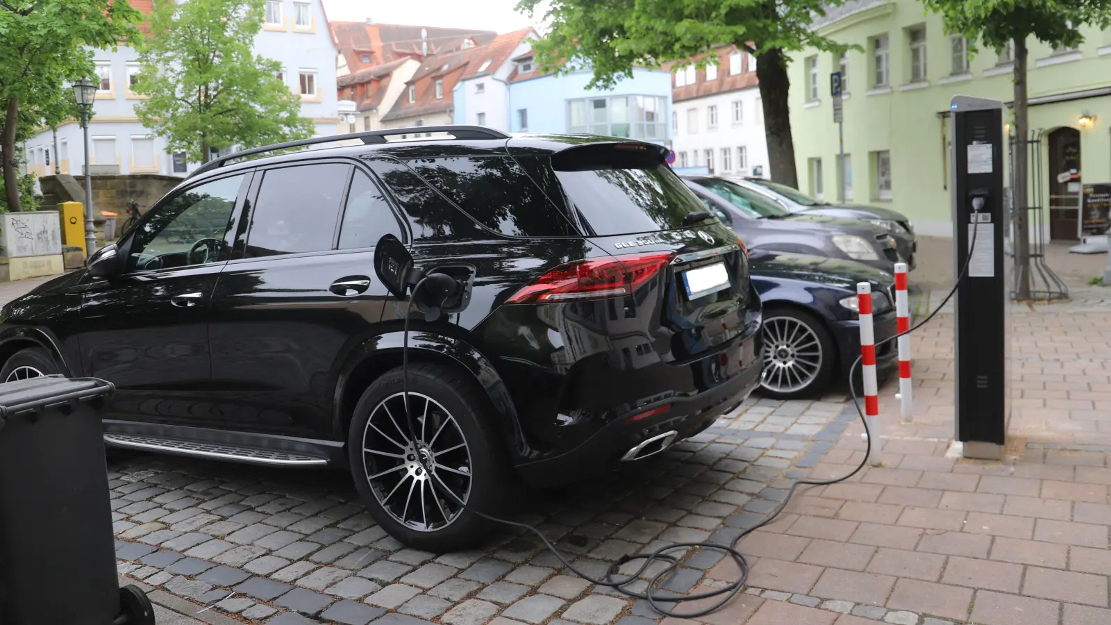 Betreiber von Ladesäulen für Elektro-Fahrzeuge – wie hier auf dem Martin-Luther-Platz nahe dem Stadtgraben – sollen künftig eine monatliche Gebühr an die Stadt zahlen. (Archivfoto: Oliver Herbst)