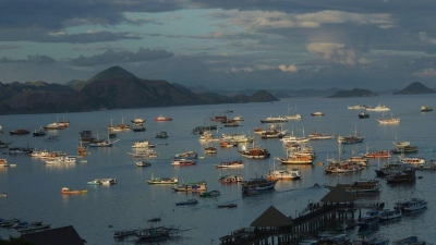 Viele Boote liegen in der Bucht am Hafen von Labuan Bajo, Tor zum Komodo-Nationalpark. Der indonesische Präsident Joko Widodo empfängt dort diese Woche die Staats- und Regierungschefs des Verbands Südostasiatischer Nationen zu ihrem jährlichen Gipfel. (Foto: Achmad Ibrahim/AP)