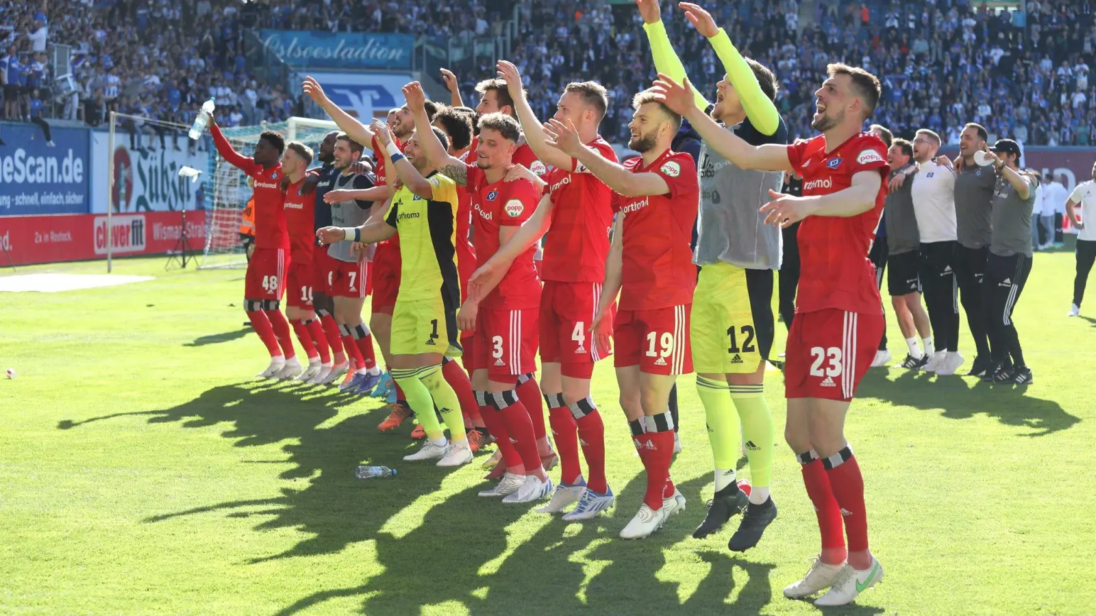 Die Spieler vom Hamburger SV bejubeln den Sieg in Rostock. (Foto: Danny Gohlke/dpa)