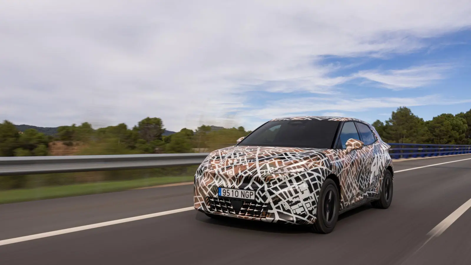 Der neue Cupra Raval erweitert die elektrische Kleinwagenfamilie mit sportlichem Design und niedrigem Schwerpunkt, und soll für rund 26.000 Euro erhältlich sein. (Foto: Cupra/dpa-tmn)