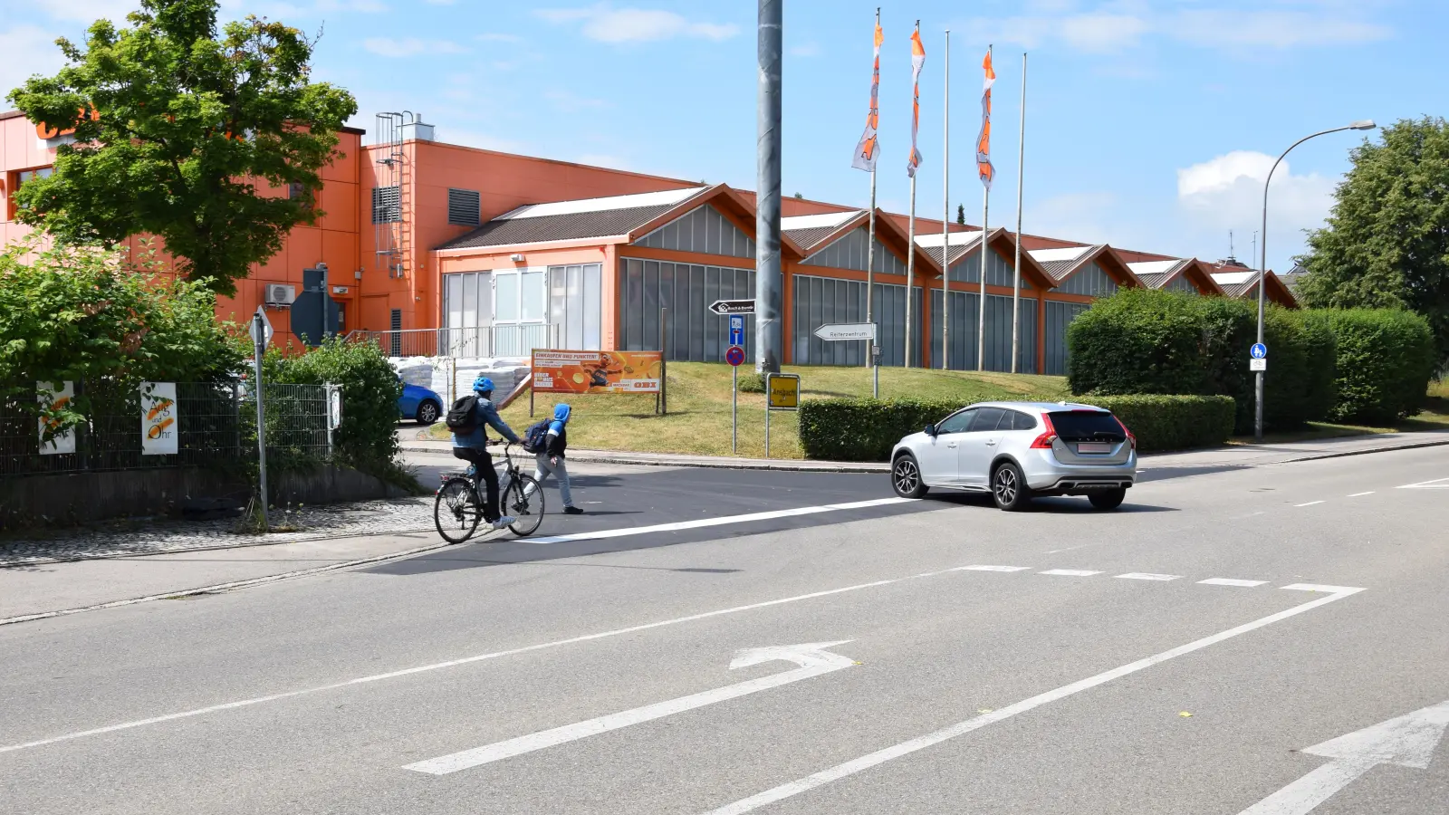 Bis vor Kurzem signalisierte an der Kreuzung zum Obi-Baumarkt ins Ansbach eine rote Fahrbahnmarkierung, dass hier Radler queren können. Die Markierung wurde jetzt entfernt. (Foto: Florian Schwab)