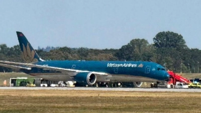 Eine Maschine von Vietnam Airlines ist nach dem Start in München wegen Schäden an Reifen und Fahrwerk sicher zurückgekehrt. (Foto: Uwe Lorz/dpa)